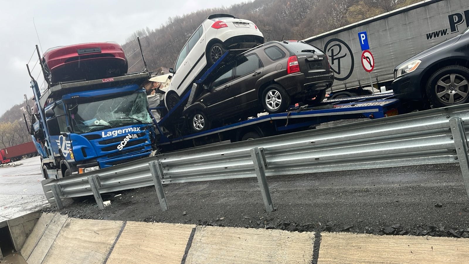 Două TIR-uri încărcate cu mașini s-au ciocnit pe Valea Oltului